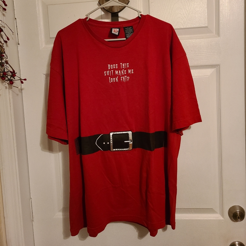 (154) DEC 25, Santa T-Shirt "Does This Suit Make Me Look Fat." Extra Large, Red